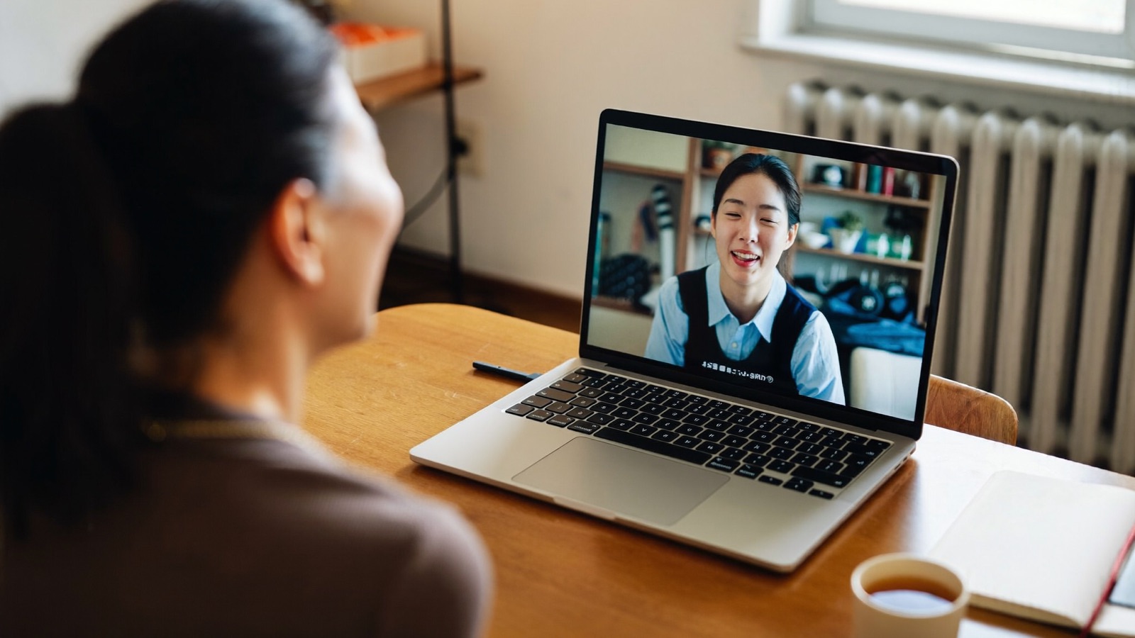 ノートパソコンで韓国語のオンラインフリートークレッスンを受けている様子（イメージ）
